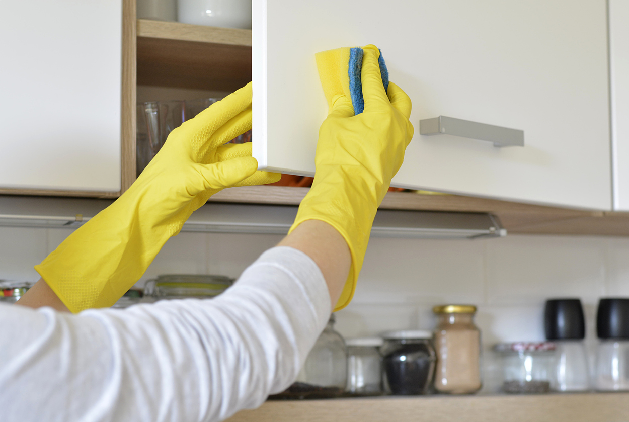 What is Good to Clean Grease off Kitchen Cabinets